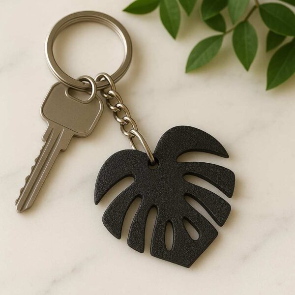 Klucz-i-brelok-Monstera-na-marmurze Brelok do kluczy Monstera czarny